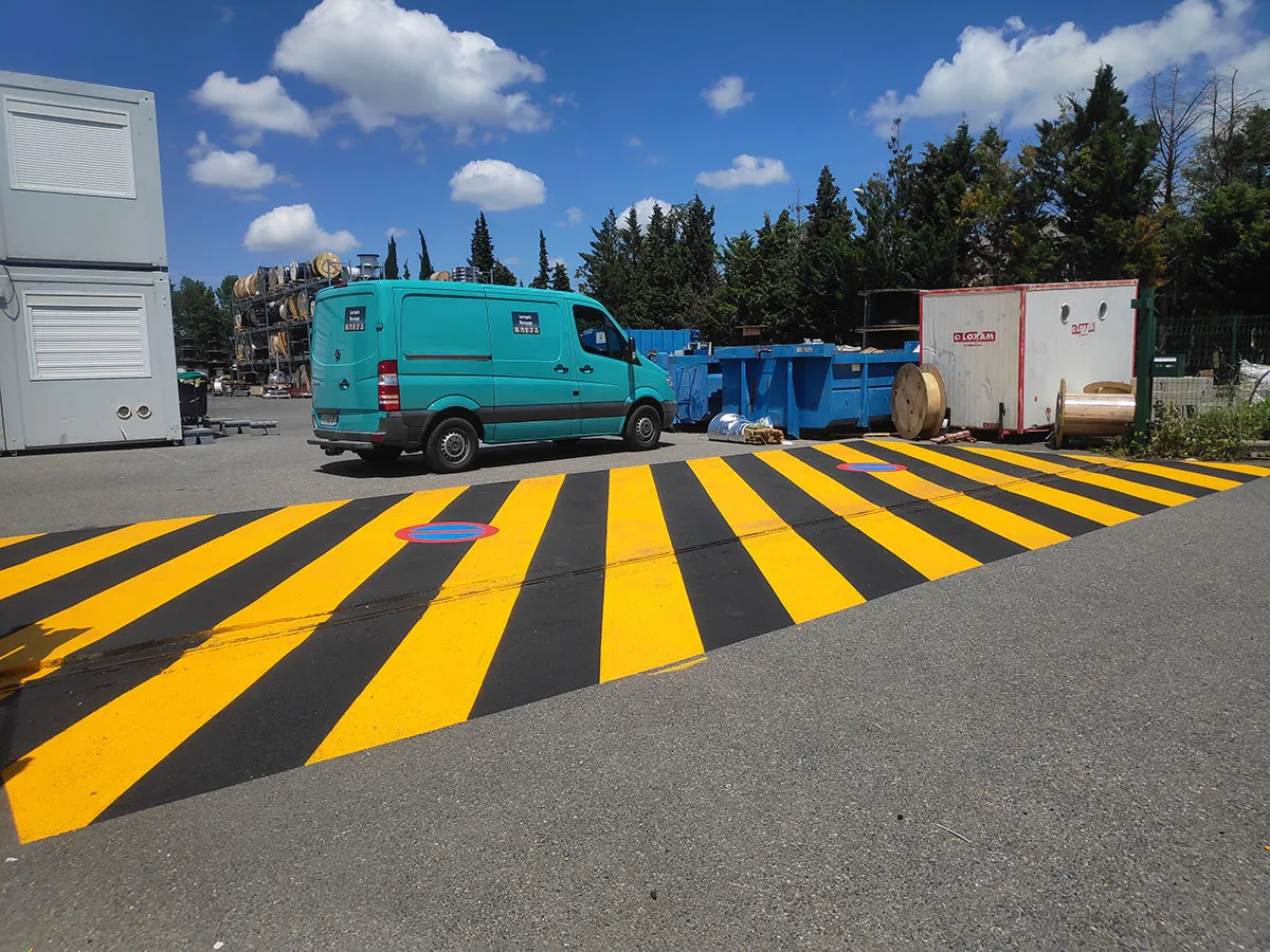 Bandes noires et jaunes avec pictogrammes d’interdiction de stationner dans une zone extérieure