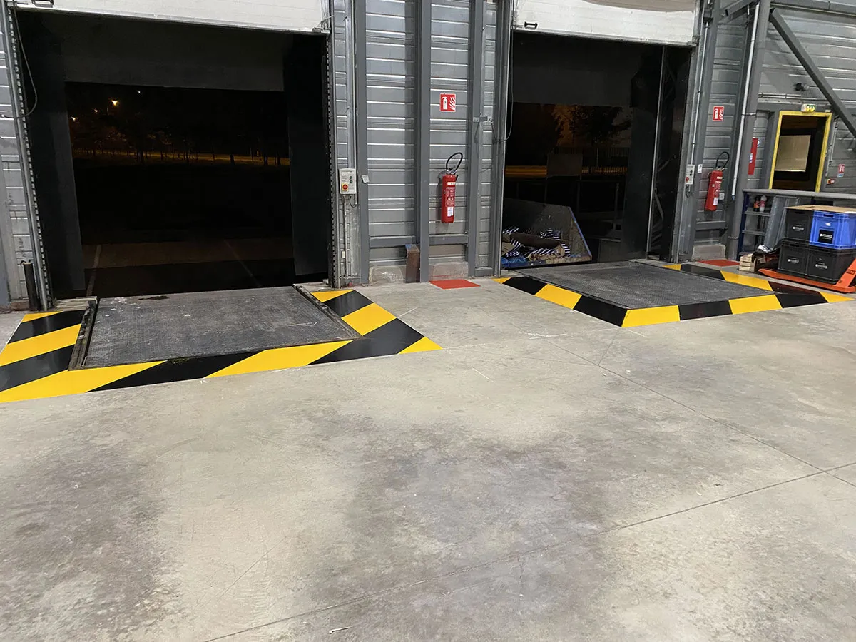 Quais de chargement bordés par un marquage noir et jaune